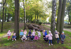 Dzieci w alei drzew